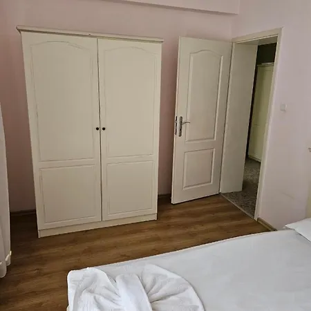 Cozy Flores 2 Bedrooms דירה *